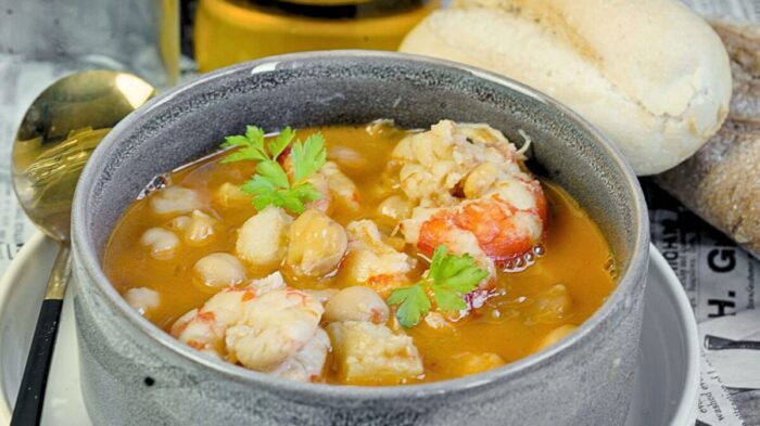 Garbanzos con bacalao y gambones