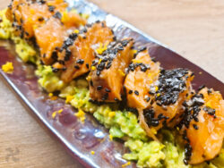 Tataki de salmón con sésamo negro y guacamole