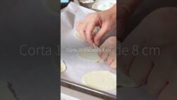 🥑✨ Estas conchas de hojaldre rellenas con guacamole son un bocado perfecto para sorprender