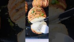 Receta corta de papas Hasselback veganas en freidora de aire || #shorts #veganrecipes #youtubeshorts