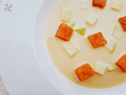Ajoblanco de melocotón con salmón marinado
