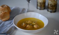 Caldo casero navideño con albóndigas de pan y lomo