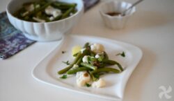 Ensalada de judías verdes y coliflor con salsa de cebolla y mostaza