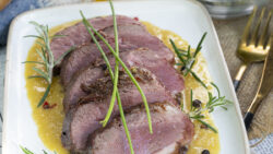 Magret de pato en salsa con vino dulce