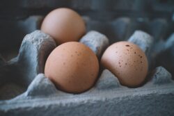Piden dejar de batir los huevos con un tenedor: un cocinero explica la razón y tiene todo el sentido