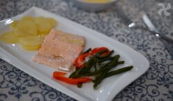 Salmón con guarnición de verduras y aceite de naranja