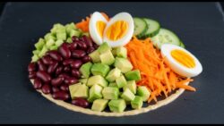 Recetas fáciles de almuerzos en freidora de aire, receta de ensalada de aguacate, huevo y pepino ...