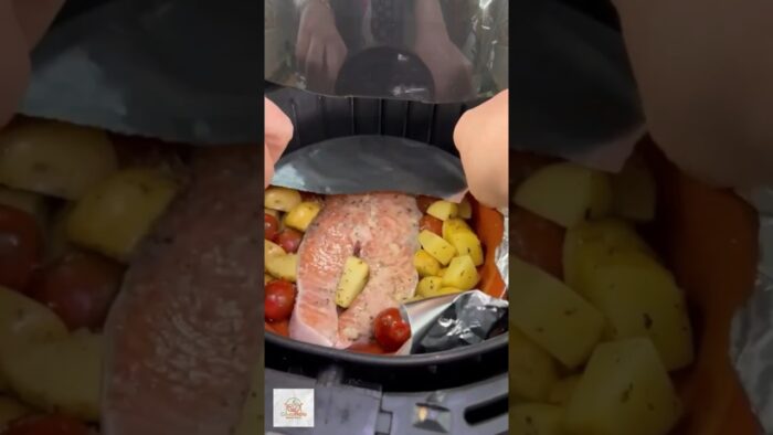 SALMÓN CON PATATAS Y TOMATES CHERRI 🐟🥔🍅 en FREIDORA DE AIRE 👩🍳, receta sencillísima y muy jugosa 🥰
