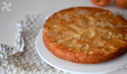 Bizcocho invertido de manzana, almendras y miel