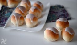 Panecillos dulces con glasa en la superficie
