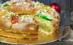 Roscón de Reyes relleno de crema de pistachos
