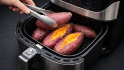 ¡Dejen de hervir las batatas! ¡Esta sencilla receta para freidora de aire las derrite como mantequil