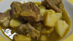 Guiso de patatas con costilla en thermomix
