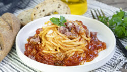 Espaguetis con tomate, chorizo y jamón
