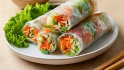 Rollitos asiáticos vegetarianos con salsa de cacahuete
