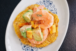 Tostones de plátano con langostinos, aguacate y salsa rosa