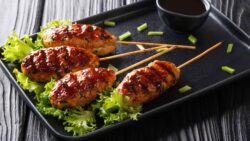 Yakitori de Pollo con Salsa Miso Dulce