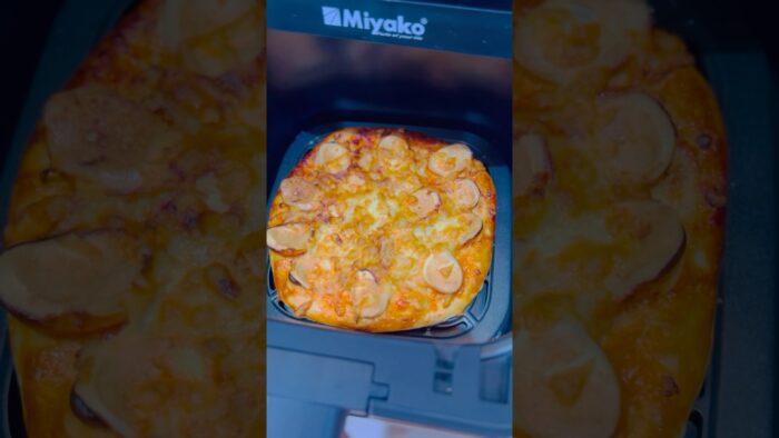 🍕Cheesy🧀Pizza🍕In AirFry🍕#airfryer#pizza#recipe#baking#yummy  #love#song#viral#short#subscribe🍕