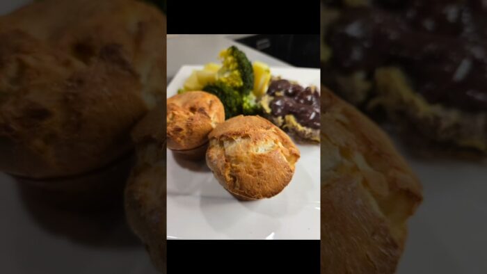 Heerlijk parmezaanse puddinkjes met roastbeef, rode wijn jus en aardappels en groente