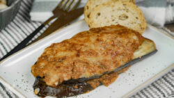 Berenjena rellena de carne con salsa de tomate