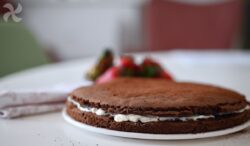 Bizcocho de cacao relleno de crema de mascarpone
