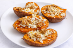 Boniatos asados en airfryer con queso feta, miel y crema de cacahuete