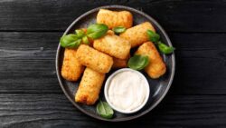 Croquetas de jamón con toque de trufa y mayonesa de lima