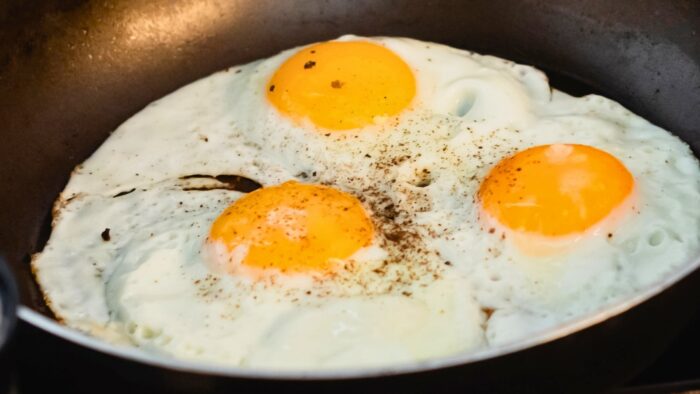 El sencillo truco de un chef para que no se peguen los huevos en la sartén nunca más