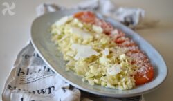 Ensalada de repollo y manzana con tomate y queso de oveja