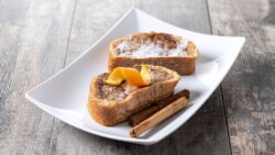 Los cocineros expertos coinciden: el truco para preparar almíbar de miel y que tus torrijas qued ...