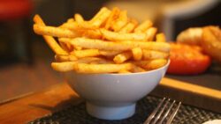 Ni sal ni bicarbonato: el truco de los restaurantes de lujo para conseguir las patatas fritas pe ...