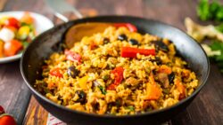 Paella rápida de verduras asadas y arroz crujiente