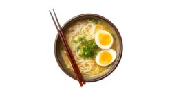 Ramen exprés con huevo marinado y verduras