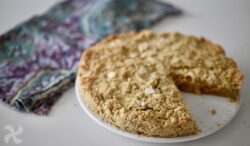 Torta de manzana y mermelada con harina de trigo sarraceno