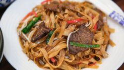 BETTER THAN TAKEOUT – 15 Min Air Fryer Beef Chow Ho Fun Recipe (空气炸锅干炒牛河)