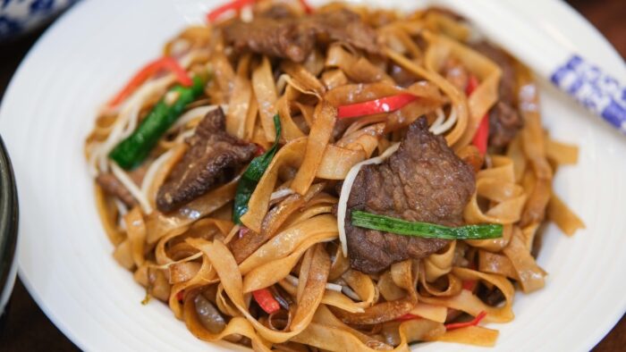 BETTER THAN TAKEOUT – 15 Min Air Fryer Beef Chow Ho Fun Recipe (空气炸锅干炒牛河)