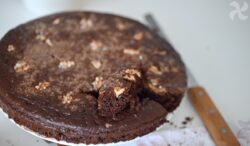 Bizcocho de chocolate y cacao sin aceite ni mantequilla
