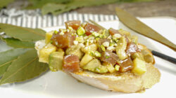 Canapé de tataki de atún con manzana y aguacate