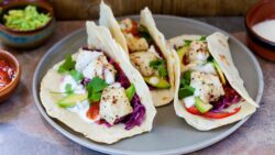 Fajitas de pescado con salsa de yogur