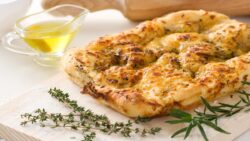 Focaccia italiana esponjosa: receta paso a paso sin amasado intenso