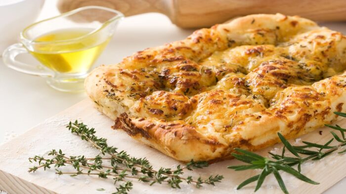 Focaccia italiana esponjosa: receta paso a paso sin amasado intenso
