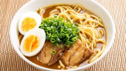 Los chefs coinciden: la razón por la que nunca debes poner los huevos cocidos calientes en agua fría
