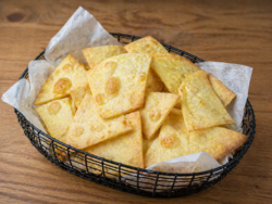 Nachos o totopos en airfryer con aceite de pimienta y sal