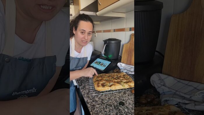 Focaccia de tomatitos y aceitunas con Thermomix TM7