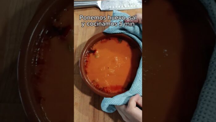 Huevos al plato en la freidora de aire ¡Adiós al horno!