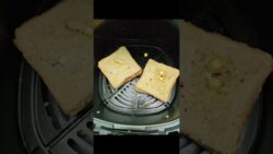 Quick, crispy, and full of garlic goodness 🧄🍞 #shorts #garlicbread #cheesy #snacks #airfryerrecipes