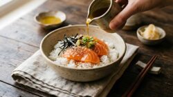 Bowl de arroz con salmón y salsa spicy tipo poke