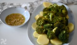 Brócoli y patatas al vapor con aliño de cebolleta, tomates secos y hierbas aromáticas