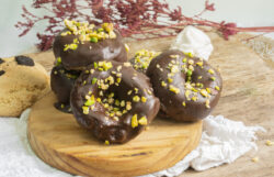 Donetes con chocolate y pistachos
