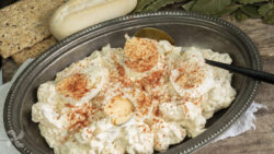 Ensalada de coliflor con huevo cocido